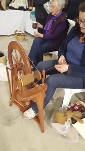 Hand spinning Alpaca fibre - the good ol' way with Monacra Alpacas. #AlpacaShow2017 | FMG
