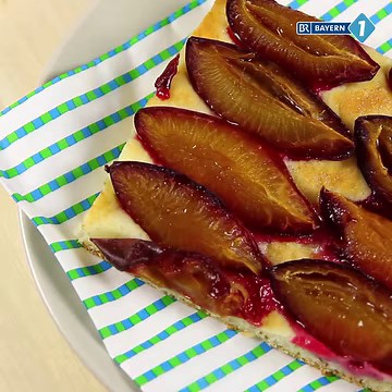 Die Zwetschgensaison hat begonnen - und das bedeutet: Wir backen Zwetschgendatschi. In diesem Rezept für Eilige sogar ohne Hefe. | BAYERN 1
