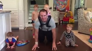 Drew Brees does push-ups with his kids
