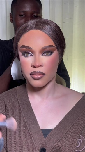 A flawless makeup transformation process. This was my first time working on an albino skin toned client and I think I ateeee💯🥹. We have a physical beginner/upgrade makeup class soon and you shouldn’t miss it . Location is Ughelli delta state . #albino #makeupartist #makeuptutorial #makeuptransformation #viral