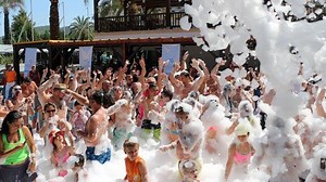 Turistlerin vazgeçilmezi köpük partisi