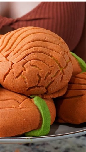 Let me show you how to make my super easy and delicious PUMPKIN CONCHAS! Ingredients: 1/2 cup milk 4 cups all purpose flour 1/2 cup sugar 1 tbsp instant yeast 2 1/2 tsp pumpkin pie spice 1/4 tsp salt 3 eggs at room temperature 1 tbsp Mexican vanilla blend or 2 tsp vanilla extract 3/4 cup pumpkin purée 6 tbsp unsalted butter at room temperature Topping: 1 1/2 cup powder sugar 1 1/2 cup all purpose flour 2 tsp pumpkin pie spice 2 tsp vanilla Food coloring 1 cup butter flavored shortening 1 serving