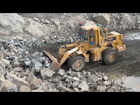 🏗️ Stone Quarry Loading Process with CAT Machines 🪨🚛 | Satisfying Heavy Equipment Work