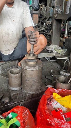 13K views · 118 reactions | Fast and Simple Mechanic Technique to Install a Crankshaft Big End Pin #CrankshaftAssembly #MechanicSkills #EngineRebuild | Mechanic Docktor New | Facebook