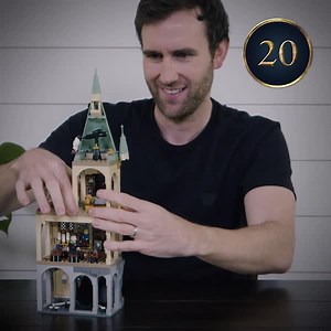 We vieren 20 jaar LEGO Harry Potter en daarom vroegen we Matthew Lewis - die Marcel Lubbermans speelde - 20 scenes na te bouwen! 🔮 Wat is jouw favoriete Harry Potter moment? ✨ | LEGO