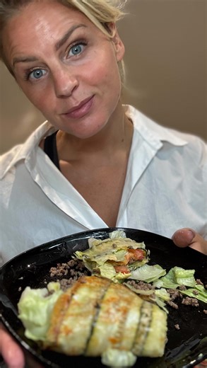 Ayla Guiaux on Instagram: "Koken met Ayla Vandaag weer een heerlijke en makkelijke creatie! Courgette plakken uit de oven met gesmolten kaas en daarna gevuld met tomaat, avocado, sla en gekruid gehakt. Daarna dichtvouwen als een soort gezonde taco. Superlekker, snel klaar en koolhydraatarm. Recept Courgette-Kaas Wraps Ingrediënten (2 personen): • 1 grote courgette • 100 g geraspte kaas (jong belegen of mozzarella) • 200 g rundergehakt • 1 tomaat, in blokjes • 1 avocado, in plakjes • Handje verse