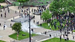 😮 Filmées par un #drone, voici les impressionnantes images aériennes des #affrontements à l’esplanade Cœur de Maine pendant la manifestation du 1er mai à #Angers. 🎞️ Images : Kev Drone | Angers Info