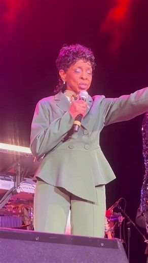 MIDNIGHT TRAIN💜#gladysknight #gladysknightandthepips #pattilabelle #westburyny #concert