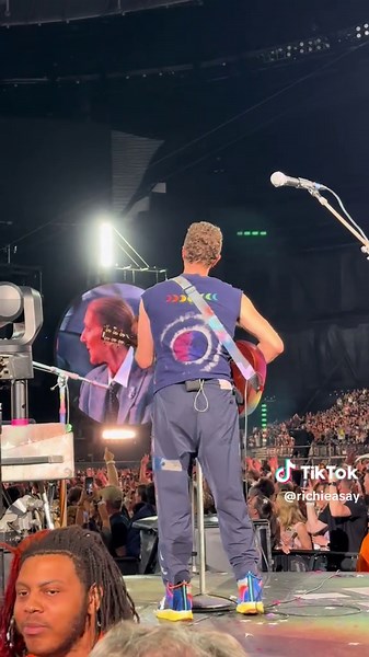 Chris Martin Sings to Celine Dion at Coldplay Concert