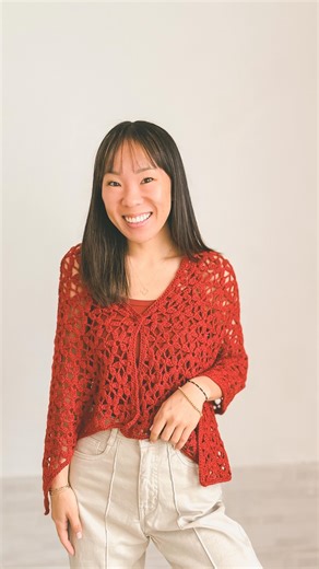 ANDREA on Instagram: "CASHMERE&SEDA | Cubrehombros Un proyecto retador jijiii admito que me costó tejerlo, pero a la vez es el que más uso de toda la colección por lo versátil que es: lo uso como bufanda, chal, chalequito, cubrehombros 🤓 y siento que el color le va perfecto, amo este Terracota! ¡Últimos ovillos de la colección! Edición limitada • • • #crochet #crochetinspiration #crocheting #tejidoamano #knittinginspiration #tutorial #videotutorial #crochettutorial #tejidos #tejidoscrochet #tej