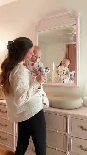 What’s your baby’s bedtime routine? 💤 Here’s the schedule for 7-month-old Vivi, whose family has been using Glass Baby Bottles and loving how easy they are for Vivi to hold! 📸: tiktok.com/@nattiejopo | Lifefactory