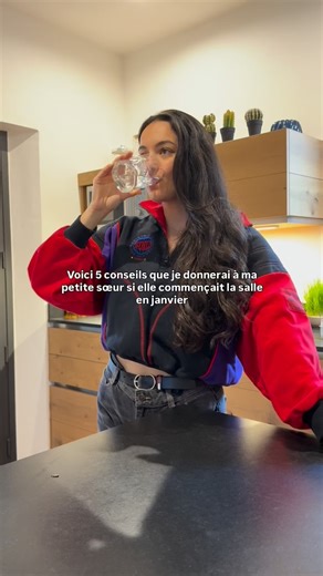 Marine | Personal trainer 🥞💪 on Instagram: "Tu commences la salle en janvier ? Essaie de garder ça en tête jusqu’à mars si tu veux vraiment progresser : - Débute un programme fixe 8–12 semaines (pas de changement toutes les 2 semaines) - Assez de volume, mais max 5 exos/séance : tu progresses au lieu de t’éparpiller - Chronomètres tes temps de repos : 2–3 min sur les gros exos, 60–90 s sur l’isolation ( à adapter mais c’est une bonne base) - Ne fais pas “que fessiers” : dos + épaules te permet