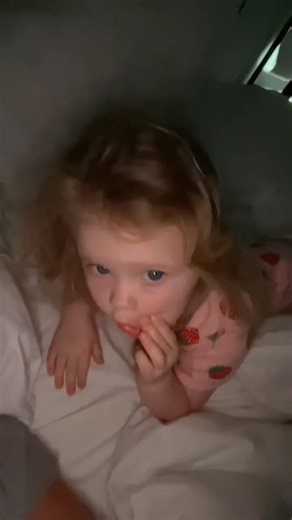 Gooble tells Evie that it’s seben en em ☀️⏰ (my alarm clock is a Google Hub that announces “its 7 am” instead of sounding an alarm) | Evie, Lulu & Mills Moment