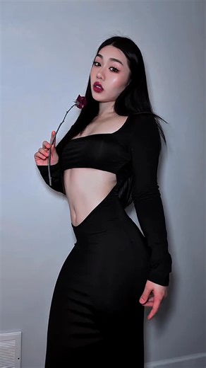 Alle Lee 🇬🇹🇨🇳 on Instagram: "ahhh Halloween is this week 🙈 had this dress forever and it’s perfect for morticia… now I just need my Gomez 🫣"