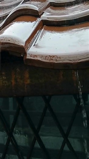 What actually happens during a winter roof inspection? ✅ We check for wind-lifted tiles or slates ✅ Look for pooling or sagging on flat roofs ✅ Use thermal imaging to spot hidden leaks ✅ Inspect flashing, gutters & drainage points All without you needing to go near a ladder. Early inspection = fewer surprises = more savings. 📍 Serving homes, schools, commercial and industrial sites across Cambridgeshire. Book your free inspection today! 📞: 01223-782382 ✉️: info@roofing-cambridge.co.uk 👉 Visit