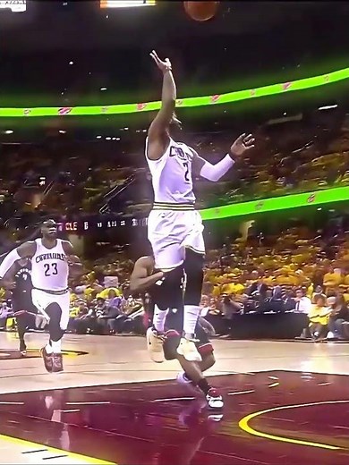 Kyrie & LeBron Flashy Alleyoop Dunk!