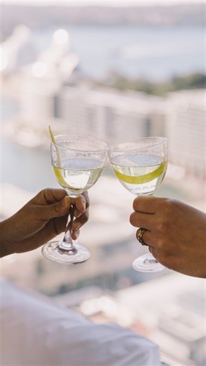 Cheers to city views and good company 🍸 #stayatmarriott #sydneyharbourmarriott #marriottbonvoy #cityescape #discoversydney | Sydney Harbour Marriott Hotel at Circular Quay