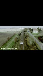 La empresa italiana #IronLev ha presentado un innovador prototipo de levitación magnética capaz de operar en vías ferroviarias convencionales. El prototipo de 1 tonelada ya ha alcanzado con éxito velocidades de 70 km/h en un tramo de ferrocarril de 2 kilómetros gracias a los motores en cada patín. El equipo no ha revelado más detalles sobre el último prototipo, pero destaca que no se hicieron modificaciones en las vías y que no se agregaron elementos a la infraestructura. IronLev planea pasar a 