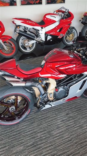 BST carbon velgen zijn niet zomaar een upgrade, ze zijn het verschil tussen goed en uitzonderlijk. Lichter, sterker en met een uitstraling die elke motor transformeert tot iets bijzonders. Elke vezel is gebouwd voor pure performance, maar het is die stijl die je niet kunt negeren.✨🏍 ⚡ Nu tijdelijk €1000 korting op de BST Rapid-Tek velgenset bij GeGShop.nl Niet wachten. Rijden!😎 | Gegshop.nl - G&G Bike Nederland