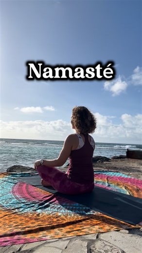 Marie-Mathilde Ruiz on Instagram: "Ton rendez-vous yoga pour te faire du bien, tout simplement 😁 On nous a fait croire que pour que ça marche, il fallait forcer. Se dépasser. S’accrocher. Et si c’était l’inverse ? 🌊 Cette semaine, je vous propose une séance inspirée de l’eau : fluide, douce, continue… mais étonnamment puissante. ✨ La puissance de l’eau : transformer sans forcer 30 minutes de yoga accessible, sans pression, pour respirer mieux, délier le corps et laisser le mouvement faire le t