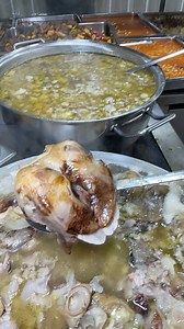 56 Numara Gerçek Ayak Çorbası ! Bu çorbacı ayağın tamamını veriyor. Muazzam lezzetli. Kısmet Lokantası doğan usta Tepecik' de yer alıyor. İyi seyirler dilerim. | İzmirin Gurmesi Emre