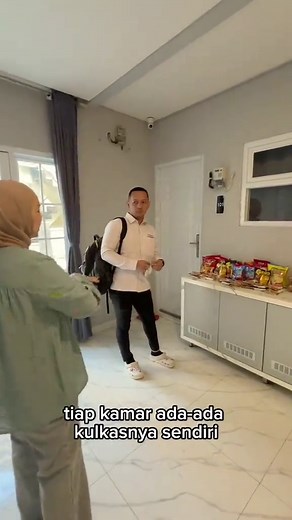 Interaksi Ibu Kos dan Anak Kos Saat Pulang Kerja - Kost Kebetulan