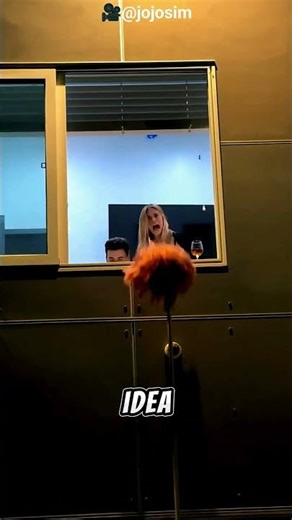 He brought a wig to their first date 💀