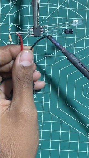 Led flasher using 555 ic #electronics #555ic#resister #capacitor #howtomake