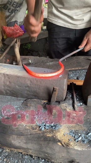 Traditional techniques: Shaping the curve of a heavy-duty hook. #blacksmith #usa #america