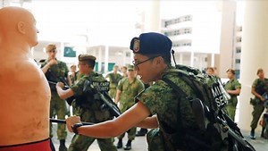Last week, our Guardsmen from 3rd Battalion, Singapore Guards (3 Gds) demonstrated how they are truly 'Always Ready', even in a moment's notice when they were activated as a test of their operational readiness. "Always Ready, Ready to Strike!" 📹: LCP Winson Yap and PTE Tu Yang (Army News) 💻: PTE Tu Yang (Army News) #AnythingButRegular #ReadyToStrike #ReadyDecisiveRespected | The Singapore Army