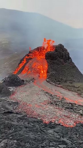 Island - Vulkanudbrud i dalen Gelingadalir