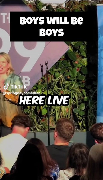 Front row = free comedy show roast 🤣 Would YOU sit this close? 👀⬇️ #StandUpComedy #ComedyTok #RoastComedy #FunnyVideo #RoommateLife