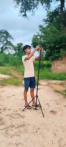 What are the basic components of a camera tripod and how do the... | Filo
