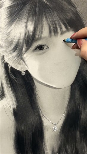 Perfect drawing cannot be without light! #drawing #charcoaldrawing #portraitdrawing #charcoalshading