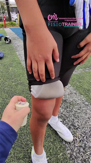 Vendaje funcional para Tendinitis Suprapatelar, con estabilizador de cruzados Este vendaje se utiliza para dar un soporte tanto a Ligamentos cruzado, meniscos pero sobretodo a el tendón rotuliano, tanto superior como inferior. De esta manera le damos seguridad al jugador para que pueda realizar su entrenamiento o actividad adecuadamente y sin limitación por dolor. #fisiotrainer #vaquerosMFL #Scrimmage
