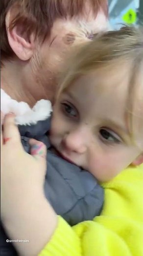 Twins Meet Their Great Grandma For The First Time 💕