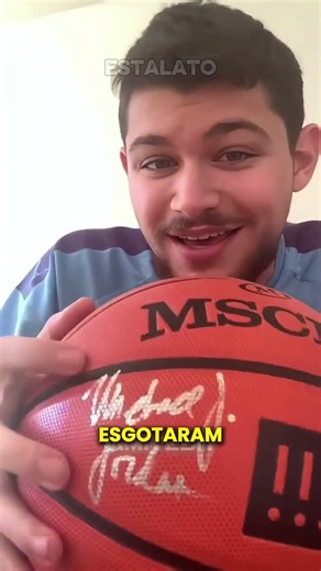 Eles acharam que compraram bola de basquete com autógrafo do Michael Jordan #shorts #michaeljordan