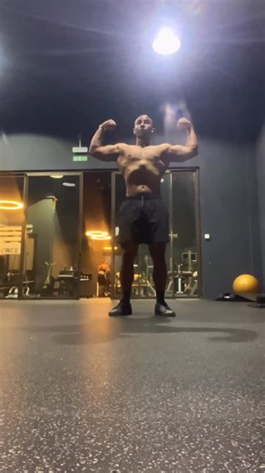 Fabrice Lotoah on Instagram: "There’s a difference between eating healthy and eating with a purpose. You can eat “healthy” foods every day but still move further away from your goal. Example: • Eating only salads ➝ healthy, but not enough protein to build muscle • Cutting carbs completely ➝ healthy on paper, but no energy to train hard • Avoiding fats ➝ healthy mindset, but hormones suffer Eating with a purpose means your food matches your goal. Fat loss, muscle gain, performance — each one need