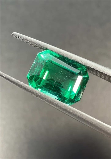 What should you be looking for when choosing an emerald and what makes one more expensive than the next? Which one is your favourite? #emeralds #jewelry #gemstones