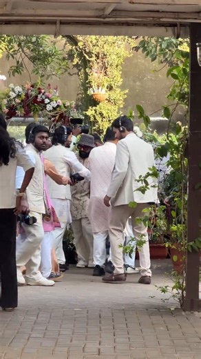 Shaadi hai toh aisi! Hrithik Roshan dancing with the Roshan family in the baraat 💍 #shaadi #hrithikroshan #roshanfamily #bollywood #bollywoodnow | Bollywood Now