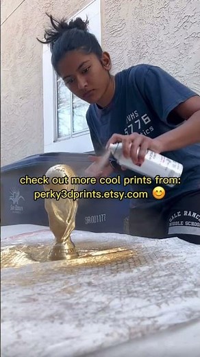 🎨spray painting 3d printed fifa trophy!