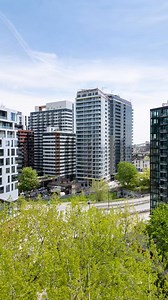 Wellington sur le Bassin : entre ville et nature, sans compromis 🌿 Commencez la journée par un café chez Maman, continuez par une promenade en vélo le long du Canal de Lachine, puis retrouvez le calme de votre appartement, à deux pas de tout. Ne choisissez plus entre effervescence urbaine et moments de tranquillité, vivez les deux, au quotidien. 🔗 Trouvez votre unité : https://bit.ly/4inXWgz | Wellington sur le Bassin