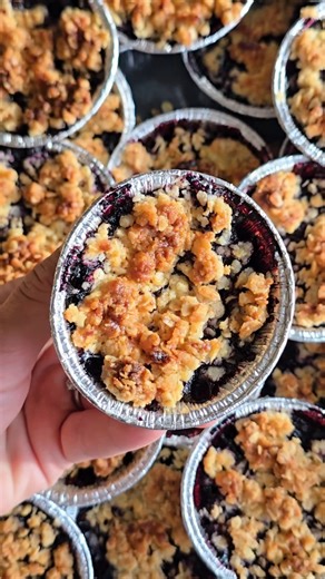 Miniblåbärspaj med knäckigt crumble med vit choklad 😍🫐👌 En jättegod paj som får extra god smak av vit choklad. Täcket är smuligt med samtidigt lite knäckigt. Det heller inte för sött som man kan tror då jag dragit ner på mängden strösocker i täcket. Servera sedan med vaniljvisp eller vaniljsås. Rekommenderar att köpa ett bättre märke på vit choklad för att få en godare smak, Odense eller Fazer funkar bra t ex. Blåbärsfyllning 500 g Frysta blåbär 1 msk Strösocker 2 msk Majsstärkelse Täcke 100 