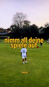 Die am einfachsten verwendbare Sportkamera ist die, die bereits in deiner Hosentasche steckt 📱 Wir präsentieren Veo Go! Die gleiche Veo-Software. Eine neue Methode für Aufnahmen. 🤖 KI folgt der Action automatisch 🎞️ Intelligente Auswahl von Highlights 🤳 Portabel und einfach einzurichten Ein echter Gamechanger – und äußerst erschwinglich. Leg noch heute los! | Veo Go