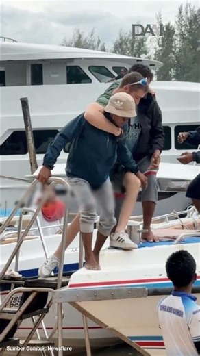 Pemandu wisata asal Indonesia ini gendong turis yang disabilitas