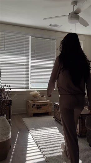 Can someone confirm that the older you get, the more you appreciate a slow morning? Give me sun peaking through my windows, extra time in my pjs and the smell of coffee brewing and I am a happy girrrllll 🌞☕️🤗 PS: If you haven’t tried this salted caramel collagen in your coffee gf, you need to get on it. 1st Phorm knew what they were doing with this one. PPS: You need these Skims pj’s in your life. Happy Sunday Hunnies! 💕 Supplements: @1stphorm (linked in bio) PJ’s: @skims Skincare: @facereali