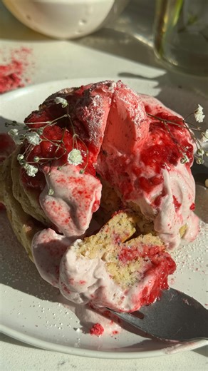 Cheryl on Instagram: "My breakfast is better than yours 💘💕❤️🥞 Wake up to the most dreamiest pancake stack! Raspberry & Lemon Poppyseed Pancakes made in the blender with a whipped raspberry cream, raspberry jam & raspberry butter:) Pancakes: 1 1/4 cup oats 1 tsp baking powder 1/2 tsp baking soda pinch of salt 2 eggs 1/2, lemon juice & zested 1/2 cup yogurt 1 tsp vanilla extract 2 tbsp maple syrup 1 tbsp olive oil *1 tbsp poppyseeds added after blending 1-2 tbsp milk if needed for thinner batte