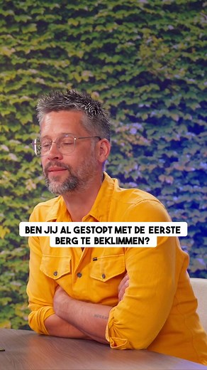 12,5 jaar geleden begonnen Arjan en David met één vraag: Wat maakt mensen écht gelukkig? Ze ontdekten dat succes niet zit in wat je bereikt, maar in wie je bent als het stil wordt. Dat echte vrijheid niet ontstaat door méér te doen, maar door te durven stoppen. In die zoektocht zagen ze iets opmerkelijks. Zoveel mensen streven, plannen en presteren, en tóch blijft dat stille gevoel: is dit het nou? Het was de start van een beweging die inmiddels duizenden mensen heeft geraakt. Mensen die samen o