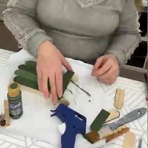 Use jumbo popsicle sticks to make a fun sled for your winter decorating! #crafts | Sustain My Craft Habit