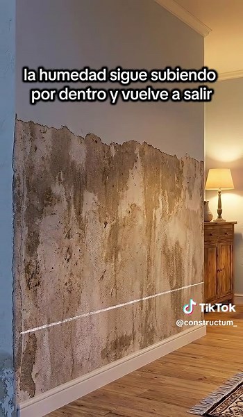 Así puedes evitar humedades en tu vivienda Vol.3 💦🧱 Si tu pared tiene un bigote de humedad con polvo blanco en la parte baja, el problema viene desde el suelo. El agua del terreno sube por los poros del ladrillo y al evaporar deja el salitre cristalizado. Por eso la pintura antihumedad no sirve de nada, la humedad sigue subiendo por dentro y vuelve a salir. La solución está dentro del muro: se marca una línea a 20 centímetros del suelo, se hacen taladros inclinados cada 10 centímetros y se iny